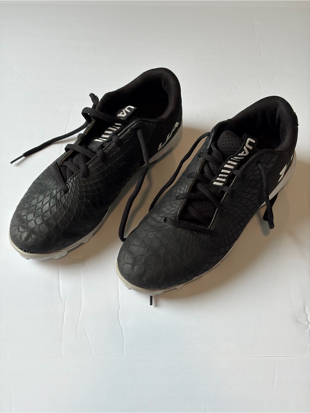 Under Armour Black Athletic Cleats - Low Profile Size 9.5